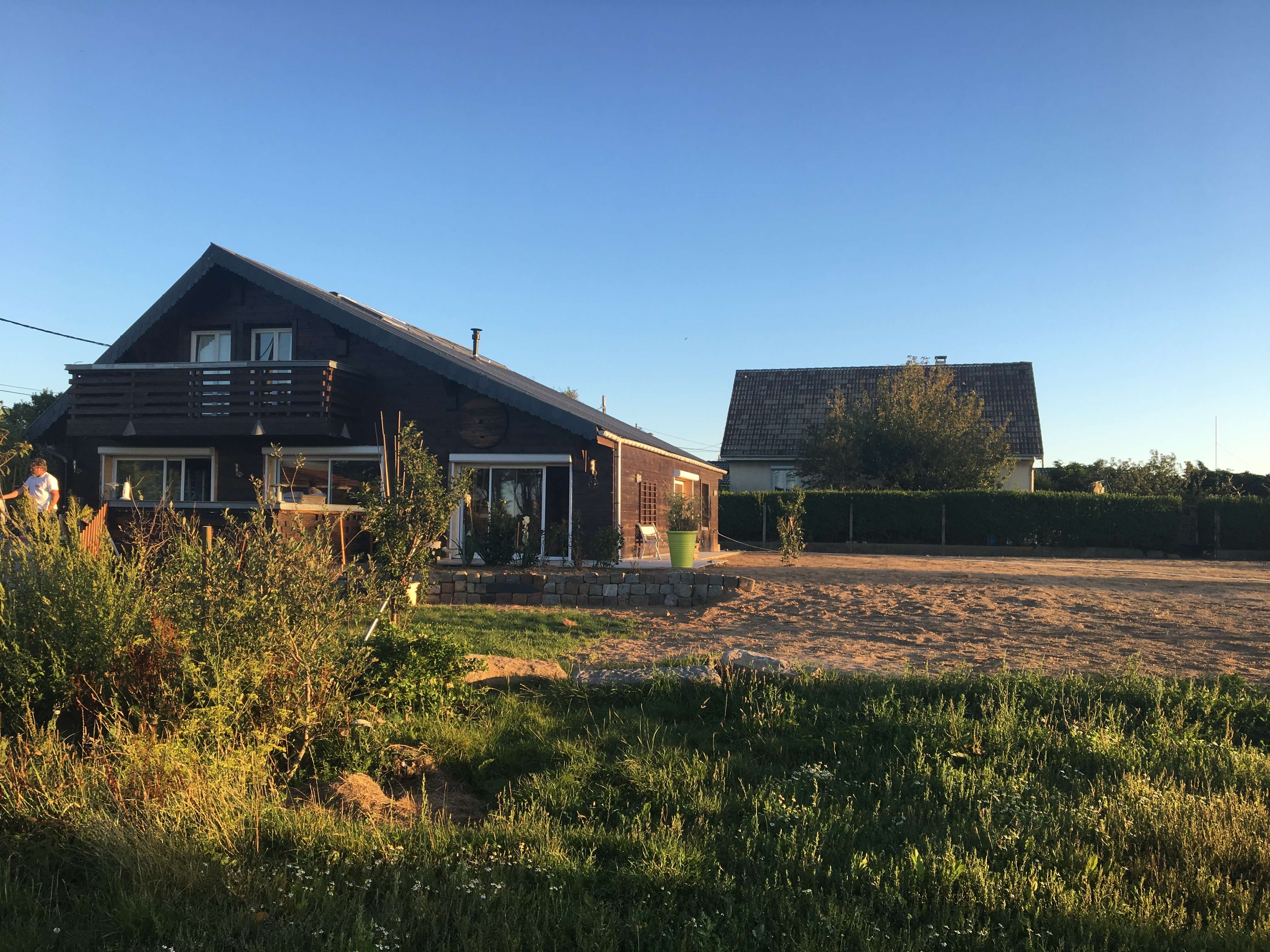 photo avec une maison et un jardin en extérieur